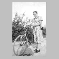 107-0039 Elisabeth Wenzel im Sommer 1938 in Toelteninken.jpg